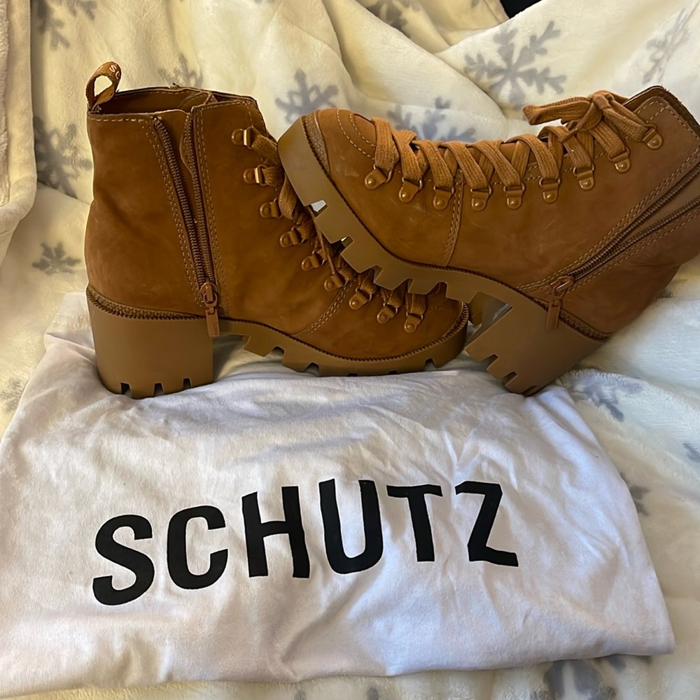 Schutz lug sole tan boots like new. Size 6.